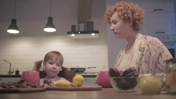 Joven Hermosa Madre Hija Beben Con Galletas Cocina Una Familia — Vídeos de Stock