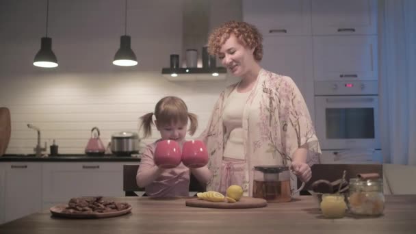 Giovane Bella Madre Figlia Bere Con Biscotti Cucina Una Giovane — Video Stock