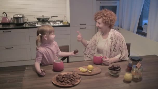 Jeune Belle Mère Fille Boire Thé Avec Des Cookies Dans — Video