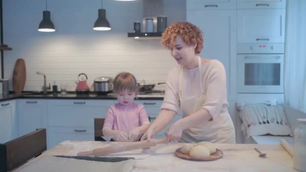 Mała Córeczka Pomaga Mamie Kuchni Przy Pieczeniu Ciasteczka Pokroić Frezami — Wideo stockowe