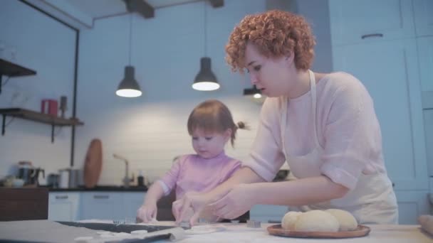 Kleine Dochter Helpt Moeder Keuken Met Bakken Snijd Koekjes Met — Stockvideo