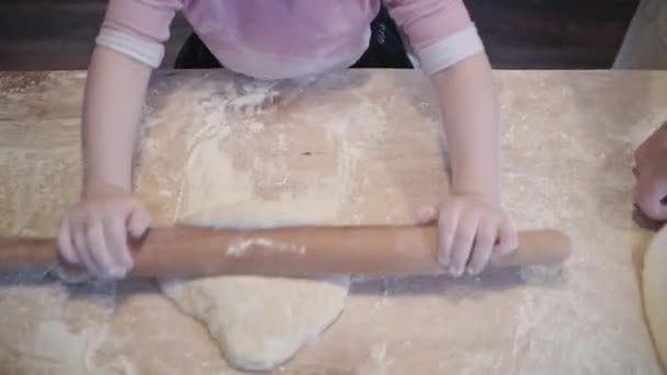 Mãe Ensina Filha Cozinhar Massa Menina Aprende Cozinhar Doces Amassar — Vídeo de Stock