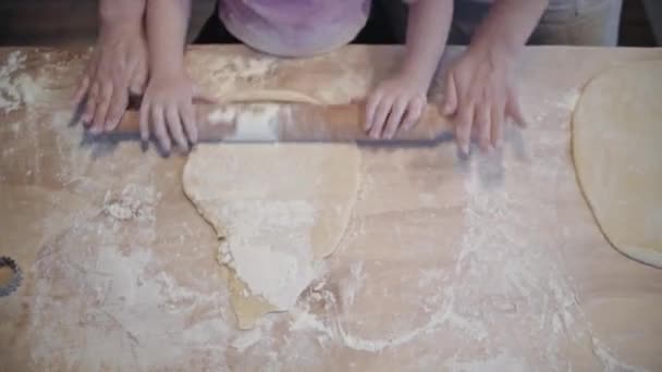 Mom Teaches Daughter Cook Dough Girl Learns Cook Pastries Kneading — ストック動画