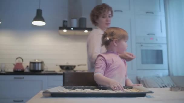 Κορούλα Βοηθάει Μαμά Στην Κουζίνα Ψήσιμο Κόψτε Μπισκότα Κόφτες Μπισκότων — Αρχείο Βίντεο