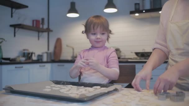 Küçük Kız Annesine Mutfakta Pişirmede Yardım Ediyor Kurabiyeleri Kurabiye Keskisiyle — Stok video