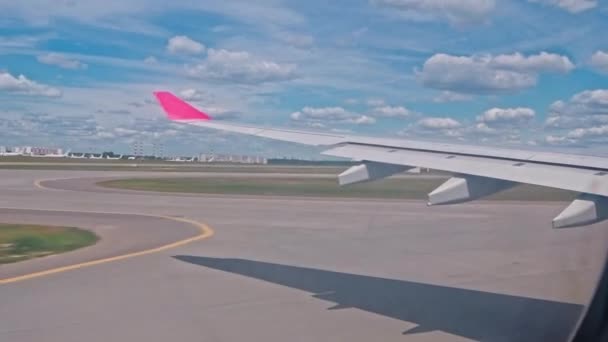 Vista Desde Ventana Del Avión Ala Pista Avión Acelera Despega — Vídeo de stock