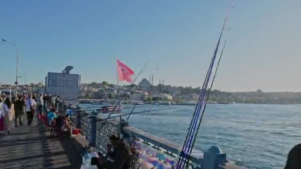 Pescadores Ponte Istambul Timelapse Com Vista Para Antiga Cidade Turca — Vídeo de Stock