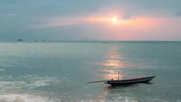 泰国落日时差的长尾船在海滩上 船停泊在海滩时间的流逝中 — 图库视频影像