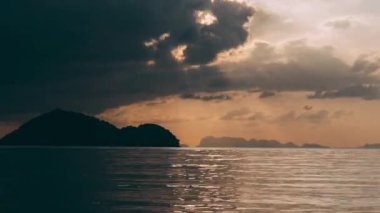 Tayland Koh Pangan. Gün batımında İnanılmaz Doğal Parlak Dramatik Gökyüzü Sıcak Renkler ve Adalarda Renkli Gökyüzü Arkaplanı. Güneydoğu Asya 'nın güzelliği. 4K