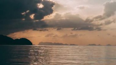 Tayland Koh Pangan. Gün batımında İnanılmaz Doğal Parlak Dramatik Gökyüzü Sıcak Renkler ve Adalarda Renkli Gökyüzü Arkaplanı. Güneydoğu Asya 'nın güzelliği. 4K