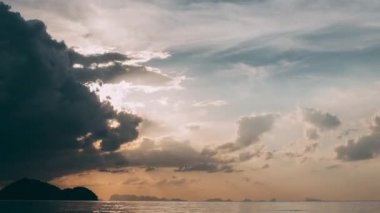 Tayland Koh Pangan. Gün batımında İnanılmaz Doğal Parlak Dramatik Gökyüzü Sıcak Renkler ve Adalarda Renkli Gökyüzü Arkaplanı. Güneydoğu Asya 'nın güzelliği. 6K, 4K