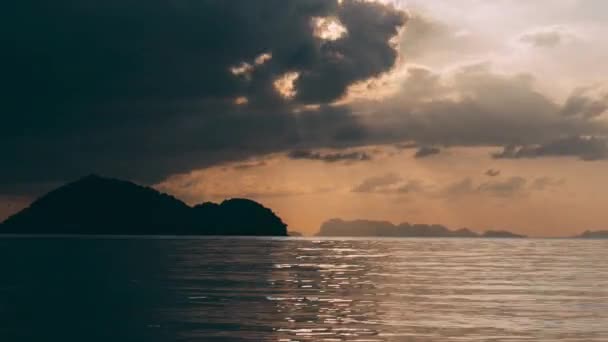 泰国Koh Pangan 令人惊奇的自然明亮的天空温暖的色彩和岛屿在日落的时间 多彩的天空背景 东南亚的美丽 — 图库视频影像