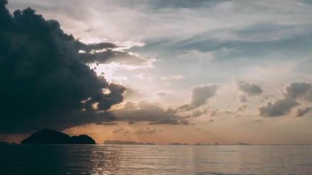 タイのコ パンガン 暖かい色と日没の時間の島で驚くべき自然の明るい劇的な空 カラフルな空の背景 東南アジアの美しさ — ストック動画