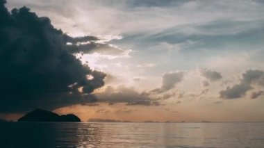 Tayland Koh Pangan. Gün batımında İnanılmaz Doğal Parlak Dramatik Gökyüzü Sıcak Renkler ve Adalarda Renkli Gökyüzü Arkaplanı. Güneydoğu Asya 'nın güzelliği. 8K, 6K, 4K