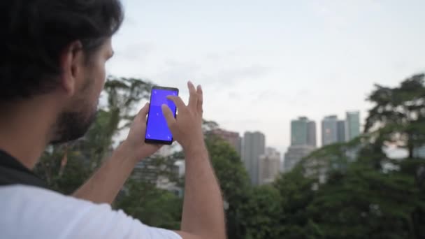 Joven Empresario Turístico Utiliza Teléfono Móvil Fondo Futurista Ciudad Pantalla — Vídeo de stock