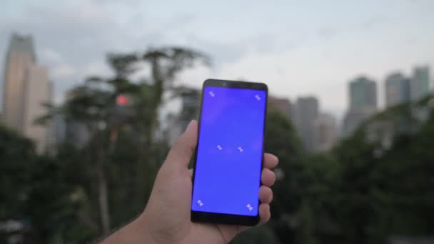 Joven Empresario Turístico Utiliza Teléfono Móvil Fondo Futurista Ciudad Pantalla — Vídeo de stock