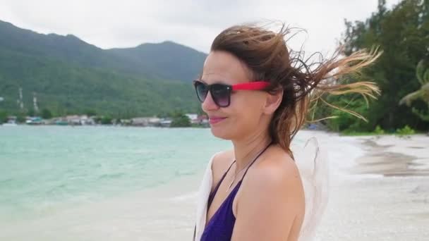 Belle Femme Bord Mer Une Jolie Femme Aux Lunettes Soleil — Video