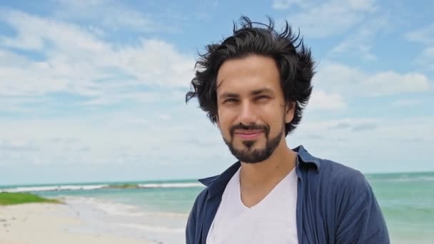 Tropik Bir Adanın Sahilindeki Genç Yakışıklı Adam Beyaz Tişörtlü Seksi — Stok video
