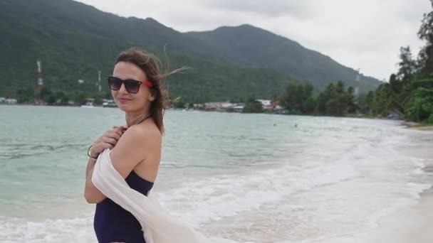 Una Chica Tiene Sus Manos Pareo Una Playa Tropical Una — Vídeo de stock