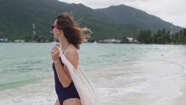 Una Chica Tiene Sus Manos Pareo Una Playa Tropical Una — Vídeo de stock