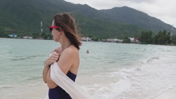 Una Chica Tiene Sus Manos Pareo Una Playa Tropical Una — Vídeo de stock