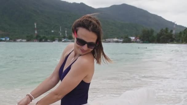 Seorang Gadis Memegang Tangan Pareo Pantai Tropis Seorang Wanita Muda — Stok Video