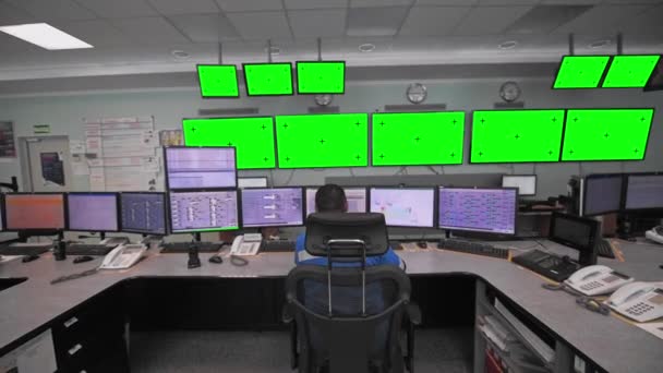 Ein Arbeiter Sitzt Vor Vielen Monitoren Grüner Bildschirm Mit Markierungen — Stockvideo