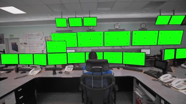 Arbetare Sitter Framför Många Monitorer Grön Skärm Med Markörer Produktionsrum — Stockvideo