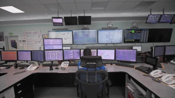 Trabalhador Senta Frente Muitos Monitores Sala Produção Monitoramento Processos Técnicos — Vídeo de Stock