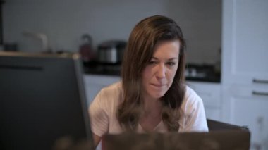 Genç, güzel bir kadın bilgisayar ekranına bakıyor. Uzaktan kumanda. Çevrimiçi öğretmenlik. Öğretmen egzersizi gösterir. Nöropsikolog uzaktan kumandayla çalışıyor. Ev eşyaları..