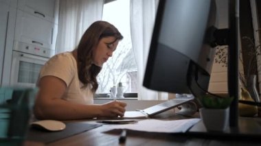 Genç bir İspanyol kadın tecritte video iletişimi öğretiyor. Serbest çalışan güzel bir kız evde çalışıyor. İş kadınları laptopun önünde iş başında. Ev mobilyaları. Sıcak ev ışığı.