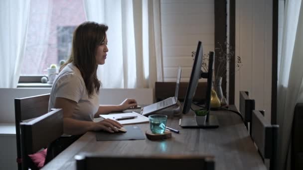 一位年轻的西班牙妇女孤立地教视频交流 一个漂亮的自由撰稿人在家里工作 在笔记本电脑前工作的女商人 家居装饰 舒适的家灯 — 图库视频影像