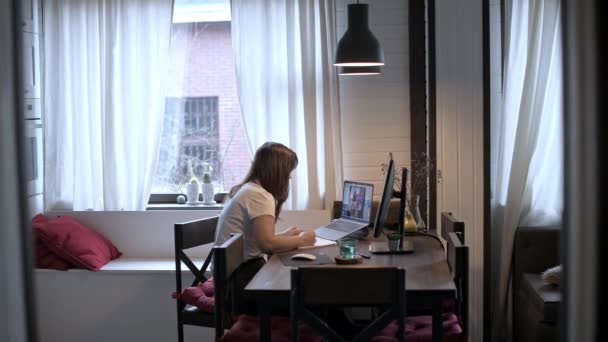 Mladá Krásná Žena Pracuje Laptopu Usmívající Dívka Učitel Dává Online — Stock video