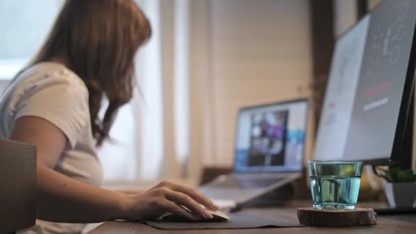 这个年轻漂亮的女人在笔记本电脑上工作 微笑的女教师在网上授课 商业视频会议 办公室在家里 在自我隔离条件下的工作 — 图库视频影像
