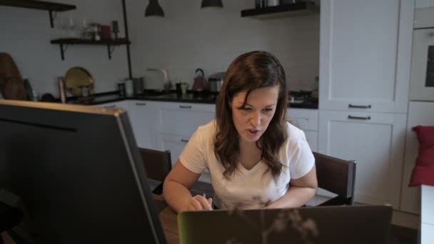 Eine Junge Schöne Frau Blickt Auf Einen Computermonitor Fernbedienung Online — Stockvideo