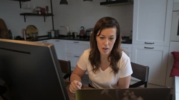 Une Jeune Belle Femme Regarde Écran Ordinateur Travail Distance Enseignement — Video