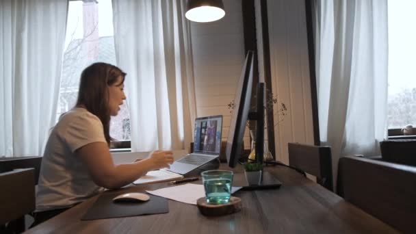 Jovem Mulher Bonita Trabalha Laptop Menina Sorridente Professor Aulas Line — Vídeo de Stock