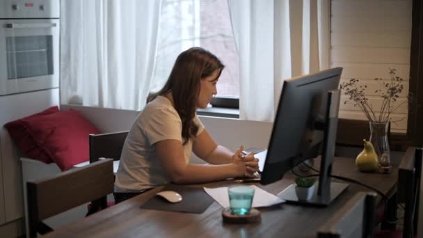 Uma Jovem Mulher Bonita Trabalha Laptop Menina Sorridente Professor Aulas — Vídeo de Stock