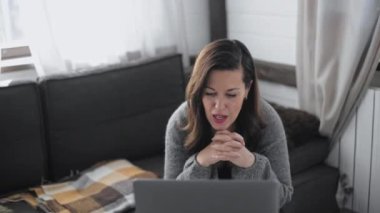 Evdeki bilgisayarın önünde çalışan genç ve güzel bir kadın. Hoş bir kız internet üzerinden ev dersleri veriyor. Evden bir iş görüşmesini yönetiyorum. İzole olanlar için çevrimiçi dersler.