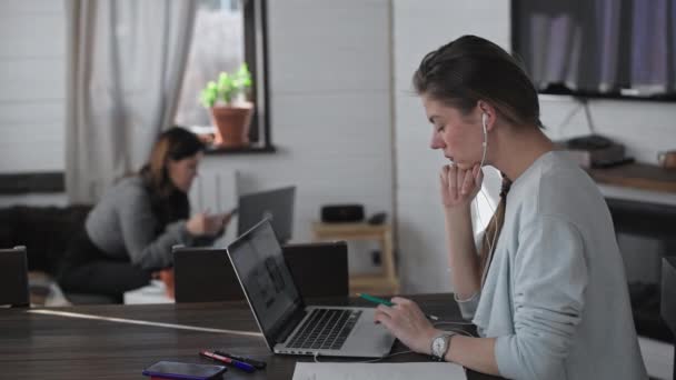 Eine Junge Schöne Frau Arbeitet Einem Laptop Lächelnde Lehrerin Erteilt — Stockvideo