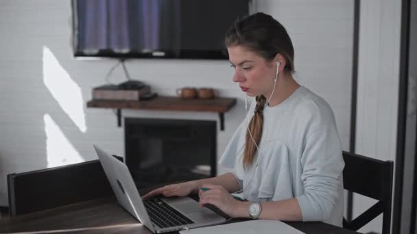 Ragazza Seduta Casa Tavolo Davanti Computer Portatile Lavora Casa Giovane — Video Stock