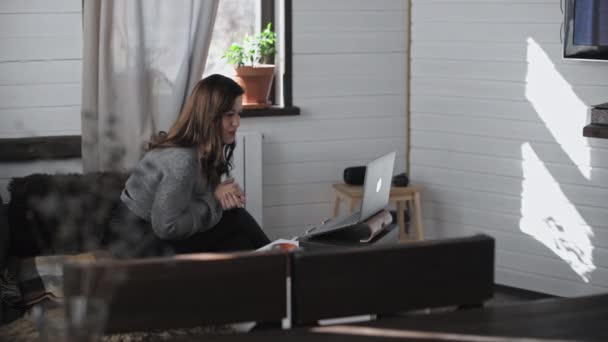 Fiatal Gyönyörű Aki Egy Számítógép Előtt Dolgozik Otthon Kedves Lány — Stock videók