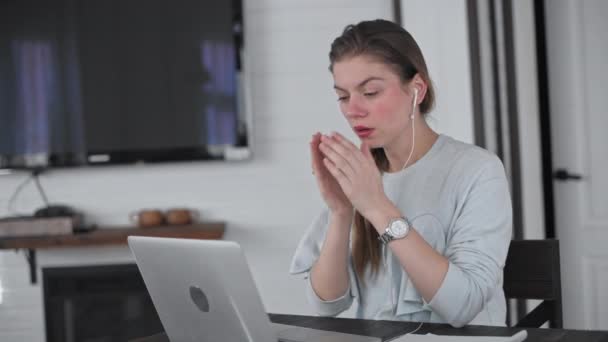 Menina Sentada Casa Mesa Frente Laptop Trabalho Casa Jovem Mulher — Vídeo de Stock