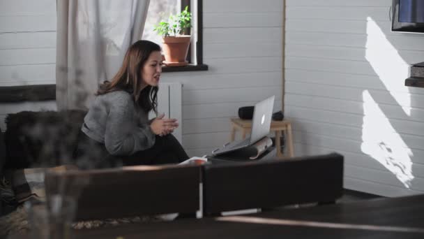 Evdeki Bilgisayarın Önünde Çalışan Genç Güzel Bir Kadın Hoş Bir — Stok video