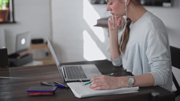 Chica Sentada Casa Mesa Frente Portátil Trabajo Desde Casa Joven — Vídeos de Stock