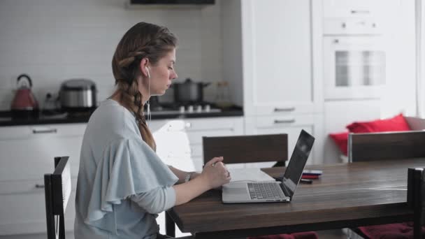 Evde Masada Dizüstü Bilgisayarın Önünde Oturan Bir Kız Evden Çalışıyorum — Stok video