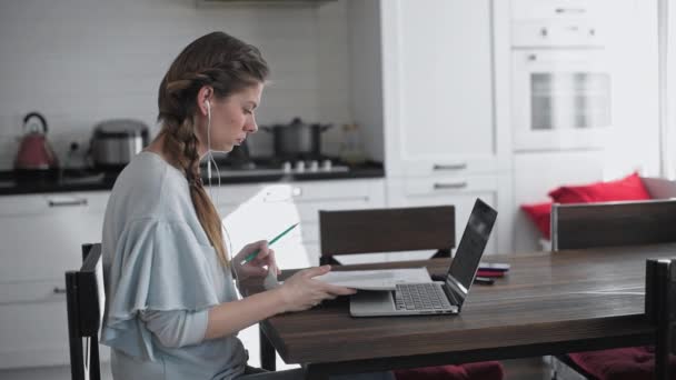 Ragazza Seduta Casa Tavolo Davanti Computer Portatile Lavora Casa Giovane — Video Stock