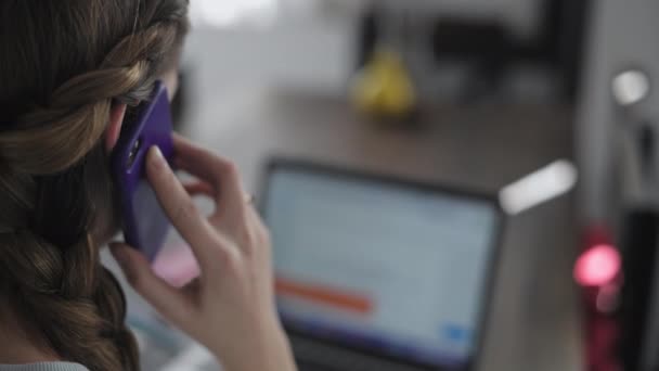 Uma Menina Jovem Bonita Trabalha Casa Online Bela Mulher Negócios — Vídeo de Stock