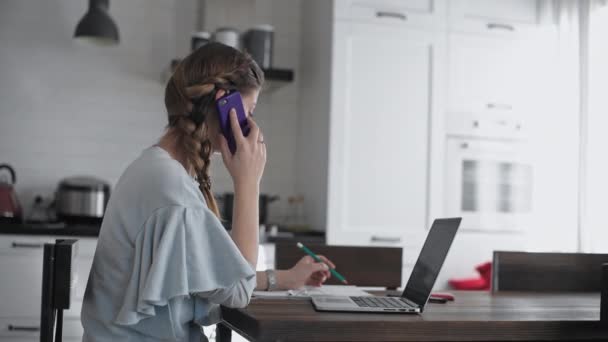 Ein Junges Schönes Mädchen Arbeitet Von Hause Aus Online Die — Stockvideo