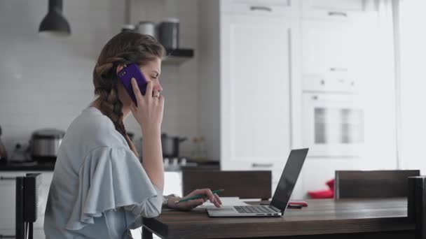 Uma Menina Jovem Bonita Trabalha Casa Online Bela Mulher Negócios — Vídeo de Stock